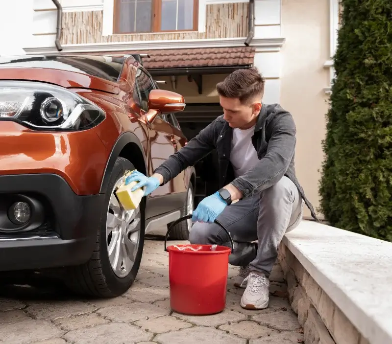 Lavage auto à domicile La Bâtie-Montgascon : professionnel intervenant sur un véhicule